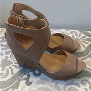Nine West tan wedges